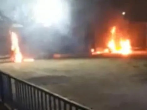 Hinchas de la U se manifiestan de madrugada con fuegos de artificio y rayados