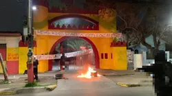 Hinchas de Unión llegaron hasta el Santa Laura a manifestarse.