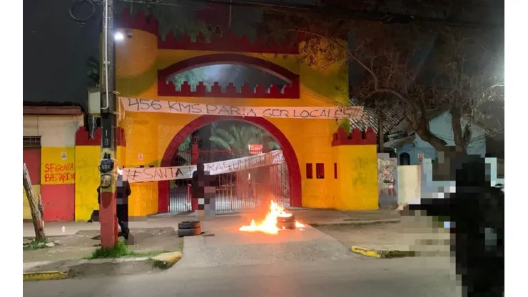 Hinchas de Unión llegaron hasta el Santa Laura a manifestarse.