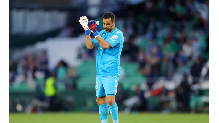 Claudio Bravo vivirá su tercera temporada en el Real Betis.