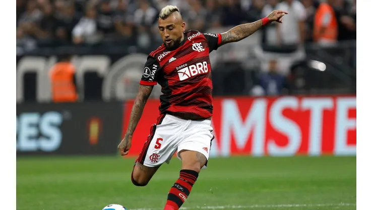 Vidal conquista a los hinchas del Flamengo durante el triunfo de Copa Libertadores.