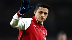 Hinchas del Arsenal le prenden una velita a Alexis para su regreso.