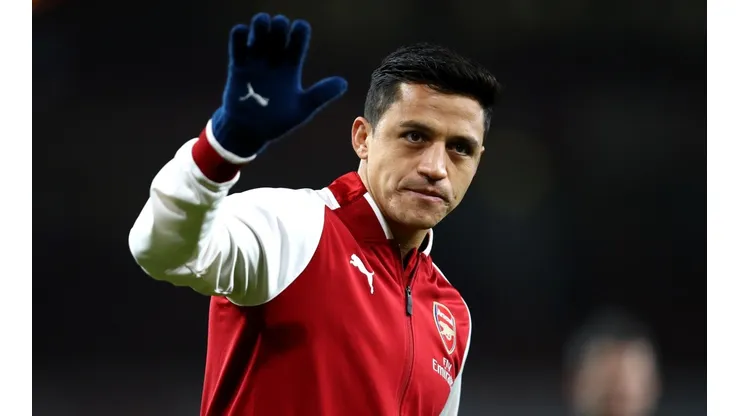 Hinchas del Arsenal le prenden una velita a Alexis para su regreso.