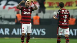 Vidal por poco se transforma en héroe durante triunfo de Flamengo.
