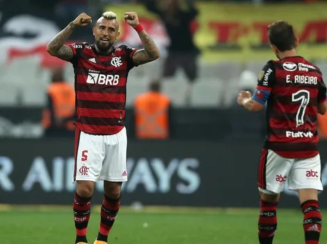 Vidal por poco se transforma en héroe durante triunfo de Flamengo