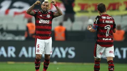 Vidal por poco se transforma en héroe durante triunfo de Flamengo.