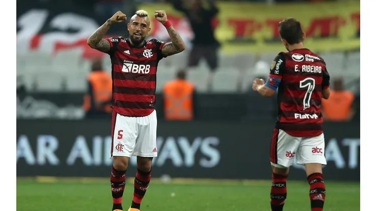Vidal por poco se transforma en héroe durante triunfo de Flamengo.