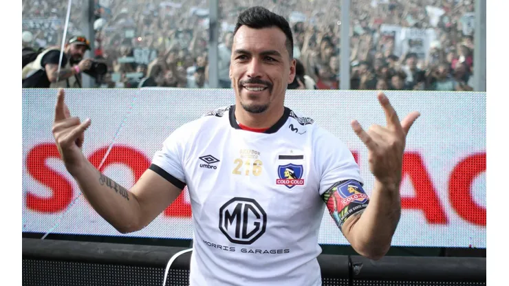 Colo Colo recuerda a su leyenda Paredes para seguir los festejos.
