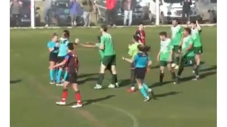 La jueza recibió un ataque por la espalda de parte de un jugador