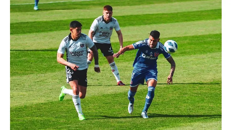 Universidad de Chile y Colo Colo protagonizan el Superclásico del fútbol chileno.