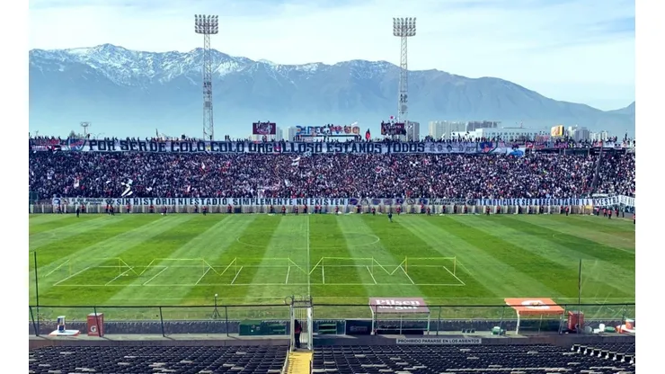 El masivo arengazo de los hinchas albos antes del Superclásico frente a la U.