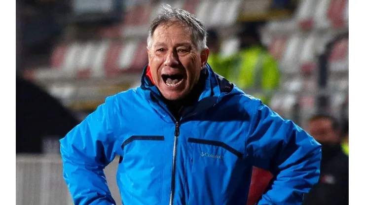 El técnico argentino se enojó con su cuerpo técnico en el partido de la UC y Palestino