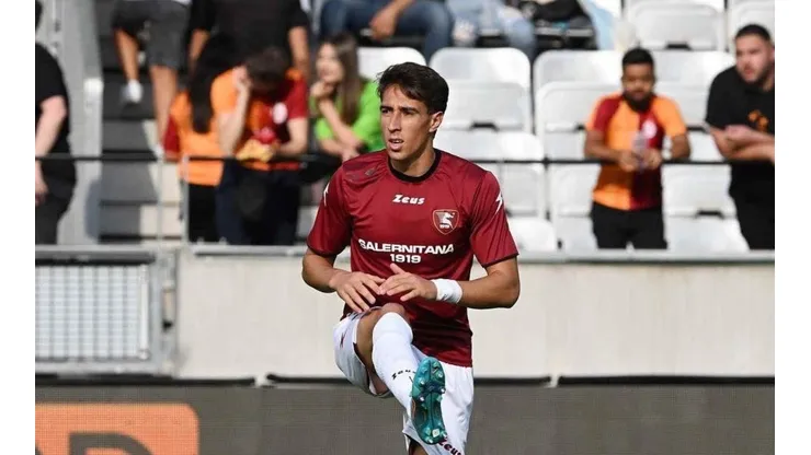 El delantero hace su debut no oficial con el cuadro granate