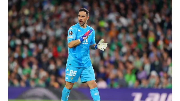 Claudio Bravo renovó con Betis hasta el 2023.