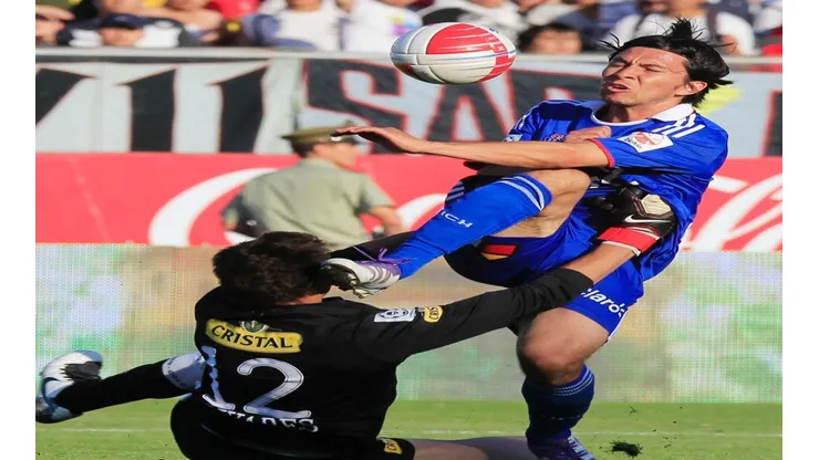 Albert Acevedo le da un patadón a Raúl Olivares en el Superclásico de 2011