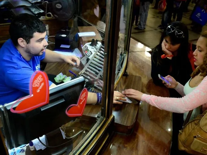 ¿Existen ofertas laborales disponibles como cajero?