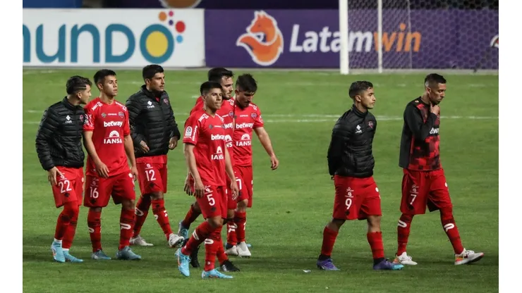 Ñublense se enfrenta a Cobresal.