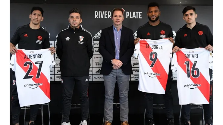 Marcelo Gallardo junto a Pablo Solari y sus otros refuerzos.