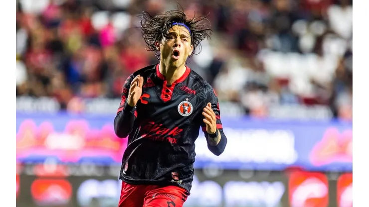 Papá de Montecinos se le cae el caset y asegura que Colo Colo se metió en su fichaje.