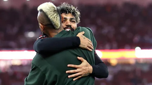Gabigol y Vidal ya se dieron su primer abrazo en el Estadio Maracaná.