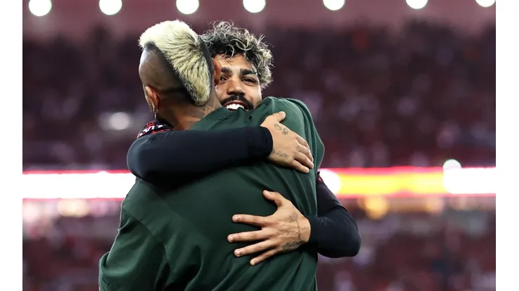 Gabigol y Vidal ya se dieron su primer abrazo en el Estadio Maracaná.