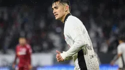 Los hinchas comienzan a despedir al "Pibe de Oro".