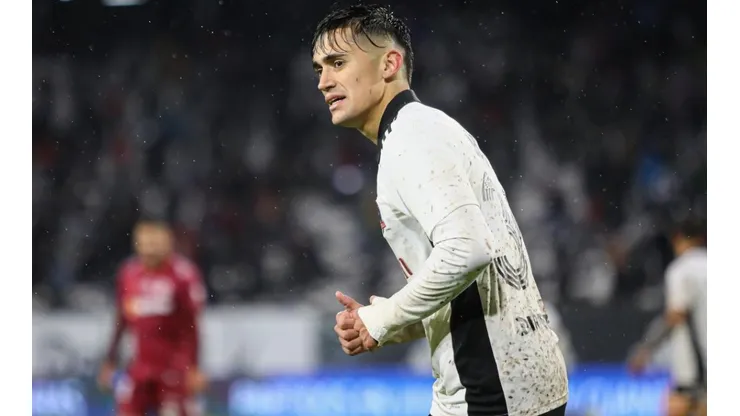 Los hinchas comienzan a despedir al "Pibe de Oro".