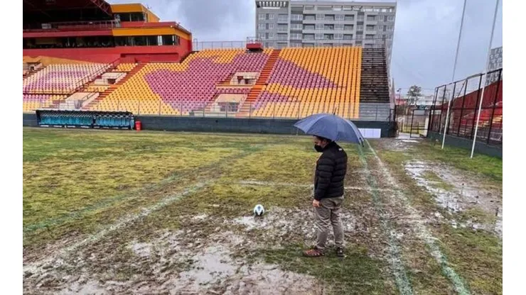 La cancha del Santa Laura quedó en estado deplorable.