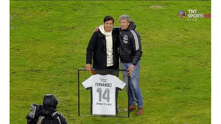 Colo Colo homenajea a Fernández en medio de la goleada a La Serena.