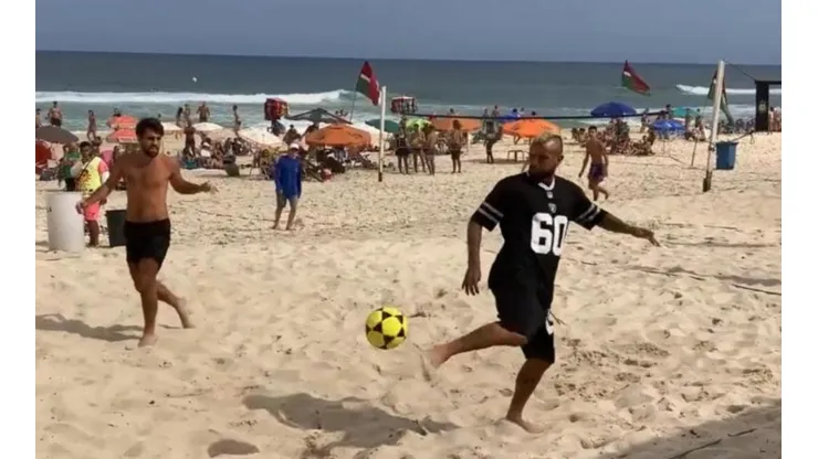 Arturo Vidal se anima a jugar un futboley en exclusiva playa de Río de Janeiro