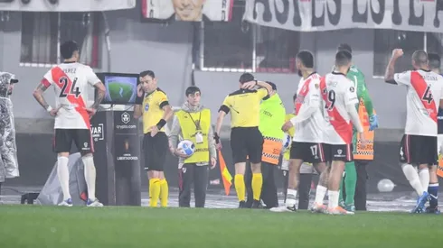 Tobar se deja influenciar por el VAR en gol anulado y eliminación de River.