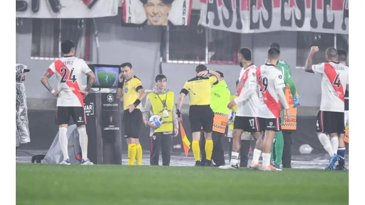 Tobar se deja influenciar por el VAR en gol anulado y eliminación de River.