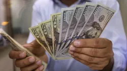 El dólar ya superó la barrera de los 900 pesos.