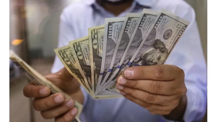 El dólar ya superó la barrera de los 900 pesos.