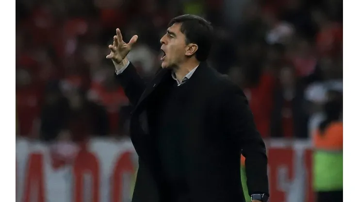 Quinteros no quedó conforme con el desempeño de la defensa.