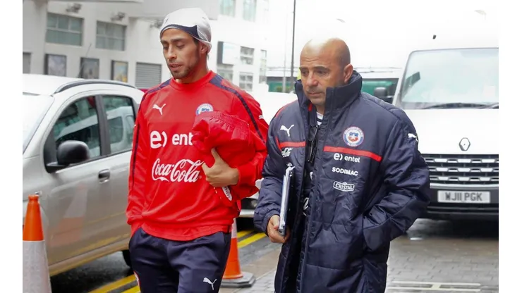 Valdivia se saca el sombrero con Sampaoli y bancar a Vidal en accidente.