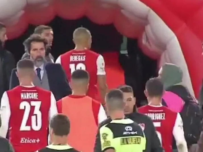Benegas pide disculpas tras duro cruce con hinchas de Independiente