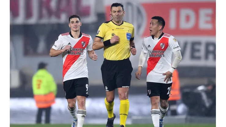 Vélez da la sorpresa y elimina a River de Díaz con polémico arbitraje de Tobar.