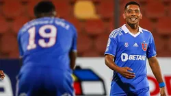 Tito Awad se lanzó contra la delantera azul.