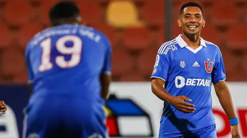 Tito Awad se lanzó contra la delantera azul.