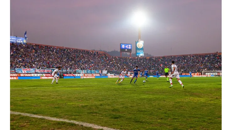 Unión advierte a la U con no jugar otro partido en Santa Laura por desórdenes.