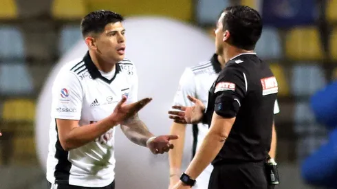 Esteban Pavez pidiendo explicaciones a Felipe González por su roja.