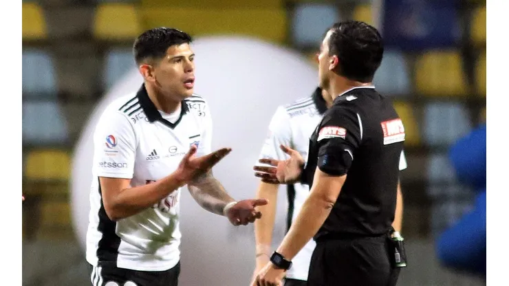 Esteban Pavez pidiendo explicaciones a Felipe González por su roja.