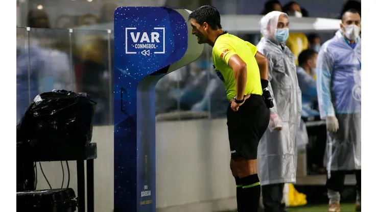 Los partidos de Colo Colo y UC en Copa Sudamericana habrá presencia de VAR.
