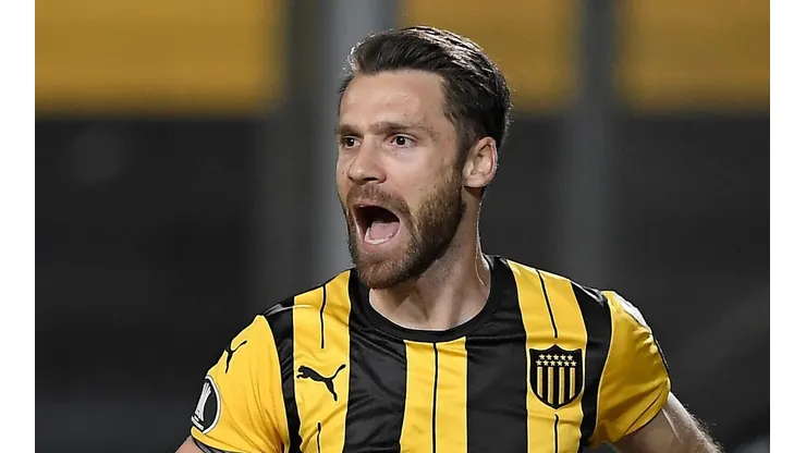 El defensor uruguayo es uno de los jugadores que quiere Holan para la UC