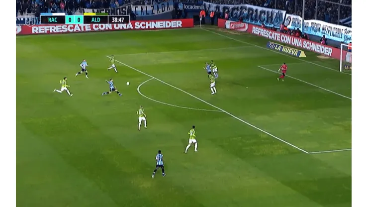 Vecchio hace de las suyas y se manda golazo de volea en triunfo de Racing.