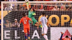 La mano salvadora de Bravo para atajar el cabezazo de Agüero