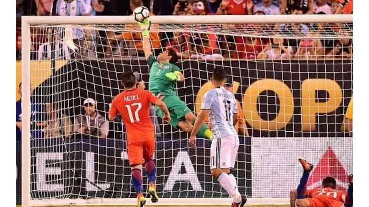 La mano salvadora de Bravo para atajar el cabezazo de Agüero