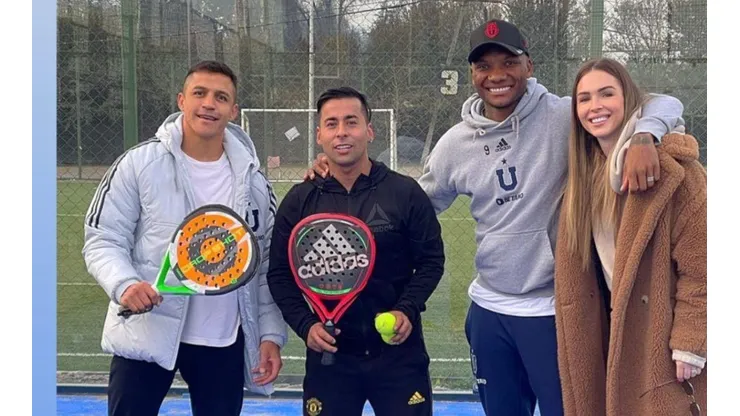 Sánchez viste con orgullo la ropa de la U en medio de sus vacaciones.