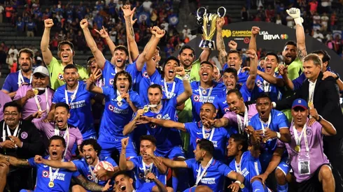 Morales festejó con Cruz Azul en la Supercopa disputada en Estados Unidos.